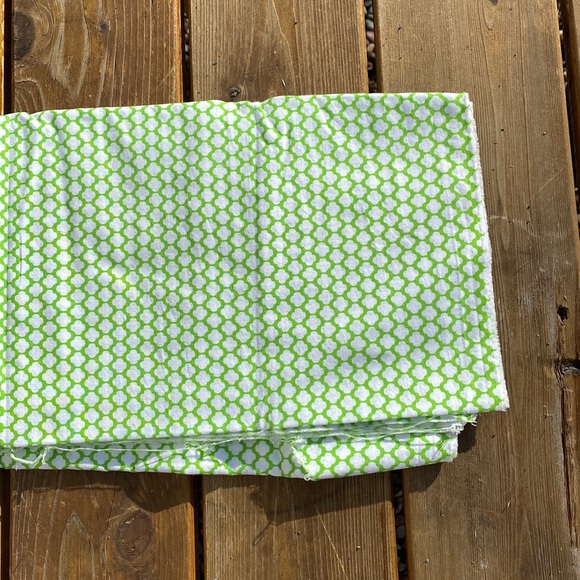 Spring green / white 100% cotton fabric 1.25 yards freshly laundered & pressed💚 - Picture 3 of 3